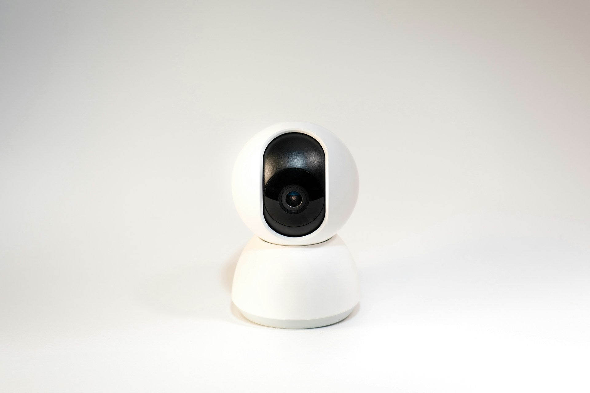 Discover the best smart indoor and outdoor cameras with features like HD resolution, motion detection, night vision, and mobile apps for real-time control and viewing.